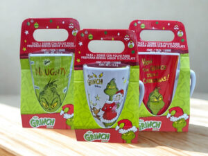 TAZA MEGA ALTA CON SOBRE DE COCOA GRINCH SERIE 3 PCS