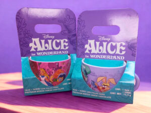 PAR DE TAZÓN CON SOBRE DE COCOA DISNEY ALICIA EN EL PAÍS DE LAS MARAVILLAS