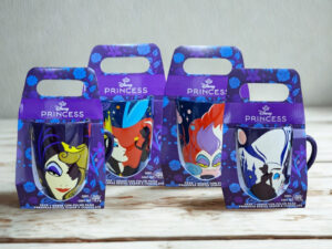 TAZA GRANDE CON SOBRE DE COCOA PRINCESAS Y VILLANAS SERIE 4PCS